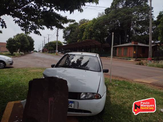 Veículo é abandonado após batida contra pedra de placa inaugural, em Três de Maio - foto 4