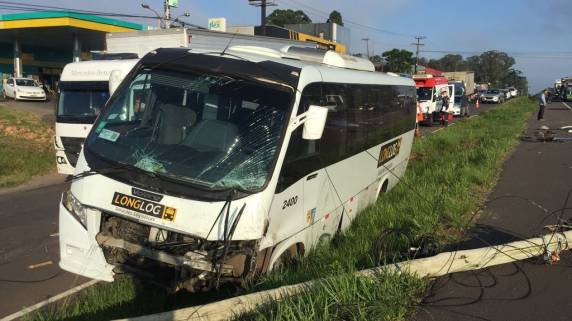 Homem morre em acidente envolvendo micro-ônibus e três carros na RS-118 - foto 2