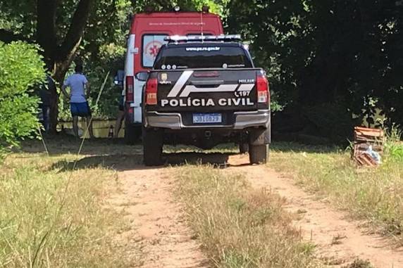 Policiais foram acionados por um amigo da vítima que chegou na casa e encontrou o corpo