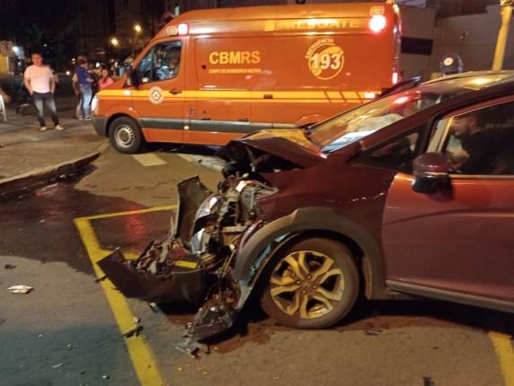 Colisão entre dois carros é registrada no Centro de Passo Fundo - foto 3