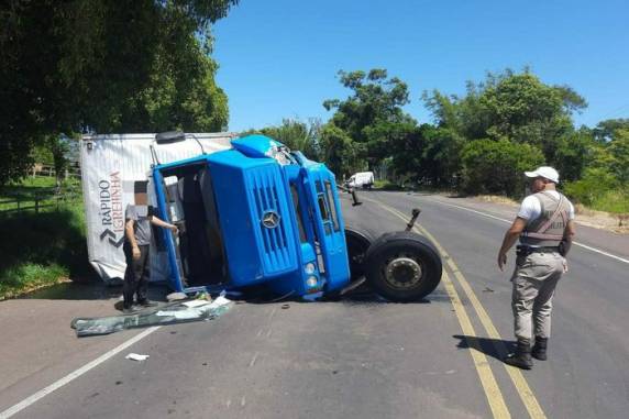 Acidente causa interrupção do trânsito na rodovia, em Terra de Areia