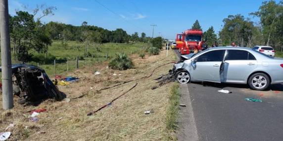 Colisão frontal entre dois carros aconteceu na manhã desta quinta-feira e gerou interrupção parcial do trânsito
