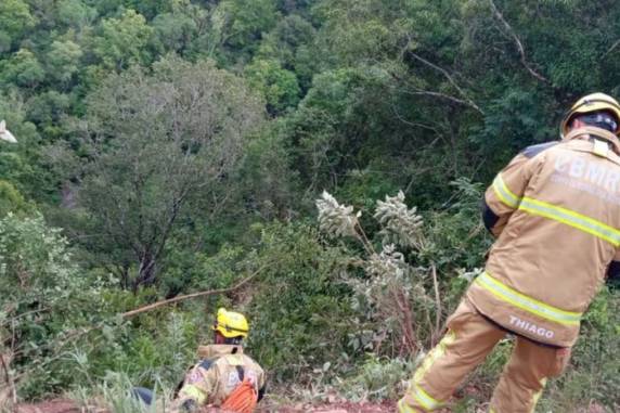 Bombeiros utilizaram cordas para resgate que ocorreu na Linha Santo Henrique, interior do município