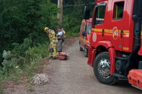 Bombeiros utilizaram cordas para resgate que ocorreu na Linha Santo Henrique, interior do município