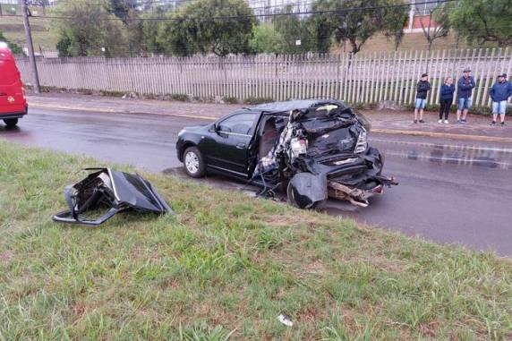 Acidente entre carro e caminhão causa morte de jovem em Farroupilha