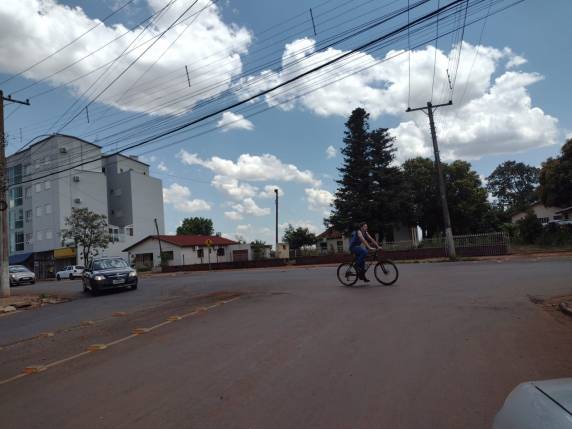 Motoristas teimam em confundir divisor de fluxo com rotula em Três de Maio - foto 2