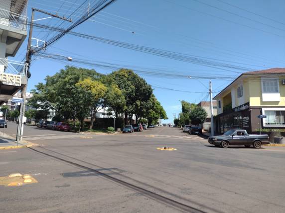Motoristas teimam em confundir divisor de fluxo com rotula em Três de Maio - foto 4