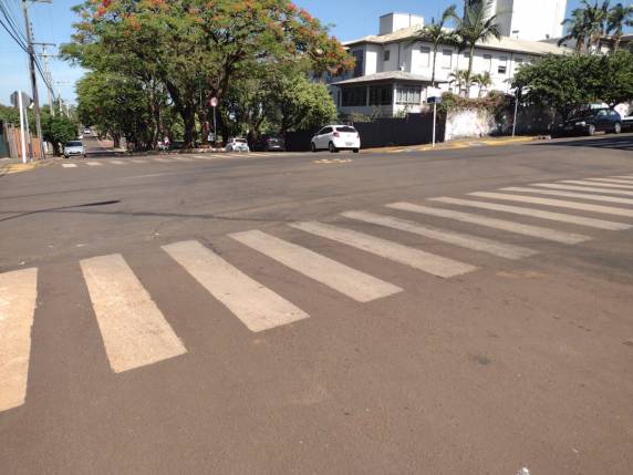 Motoristas teimam em confundir divisor de fluxo com rotula em Três de Maio - foto 3