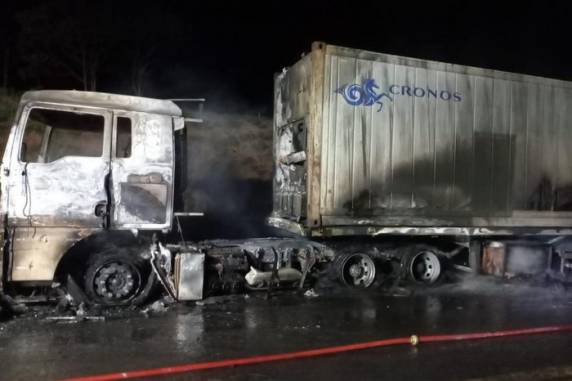 Caminhão pega fogo na BR-116, em Guaíba - foto 3