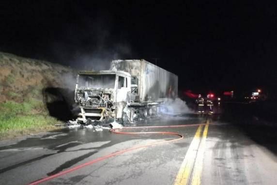 Caminhão pega fogo na BR-116, em Guaíba - foto 2