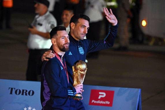 Com festa da torcida no aeroporto, Argentina volta para casa com a Copa do Mundo - foto 3