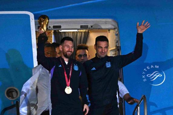 Avião chegou ao país por volta das 3h40min desta terça