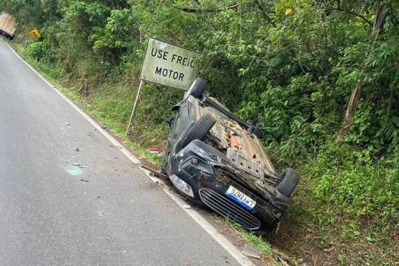 Caminhão perdeu o freio e colidiu nos dois veículos, que capotaram na pista