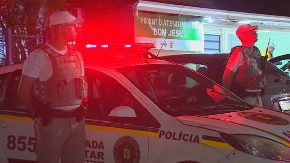 Atiradores teriam desembarcado de carro e efetuado disparos contra barbearia. Alvo, que morreu, seria homem que estava no local. Outra vítima foi mulher que passava pela rua, afirma delegado.