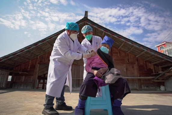 País tem baixa cobertura de terceira dose entre idosos, foca em vacinas de menor efetividade e sequer oferece quarta aplicação para os mais velhos