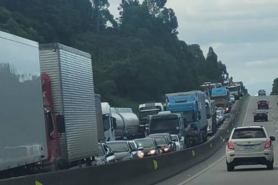 Segundo a PRF, em boletim das 23h10min desta quinta-feira, as maiores filas estão no sentido norte-sul da rodovia