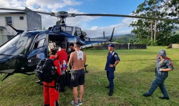 Vítima ficou com faca presa nas costas. Adolescente foi levado à delegacia, em Imaruí, acompanhado de um responsável.