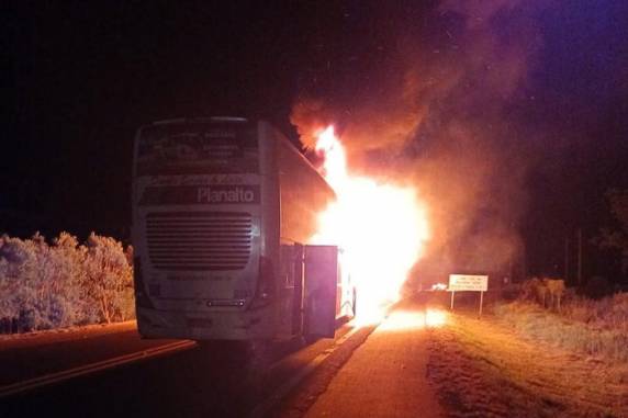 Colisão ocorreu no km 141 da rodovia, que foi bloqueada em ambos os sentidos