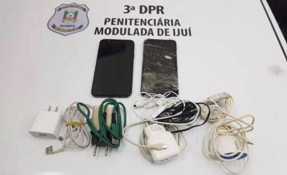 Em operação que investiga roubo a Lojas Becker polícia prende dois suspeitos e apreende celulares roubados - foto 4