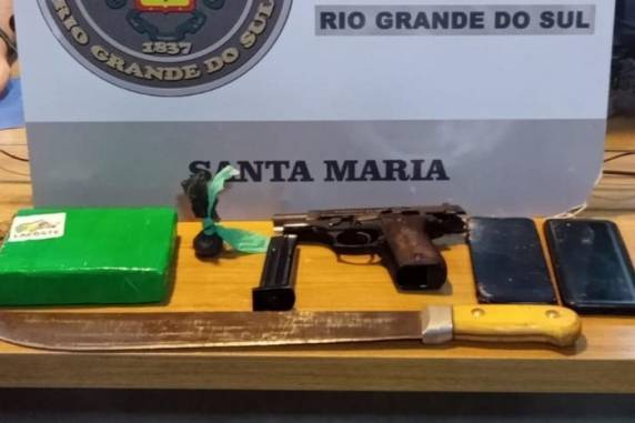 Um policial foi ferido em um dos braços por golpes de facão desferidos pelo homem