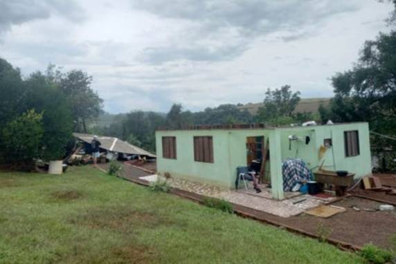 A Polícia Militar, Celesc e a Prefeitura de Itapiranga auxiliaram na ocorrência