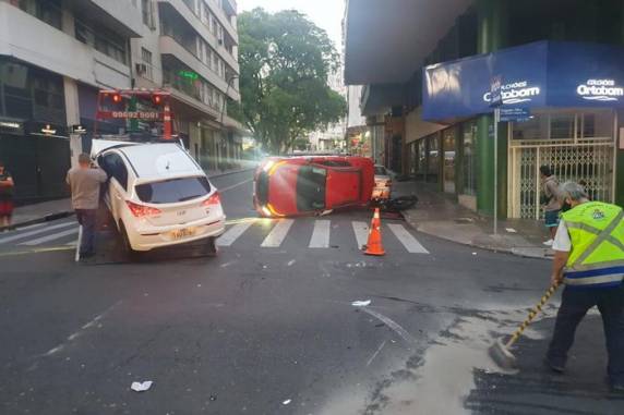 Outros dois veículos que estavam estacionados foram atingidos