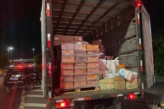 A droga estava sendo transportada para o Vale do Sinos em meio a móveis e eletrodomésticos; motorista foi preso em flagrante