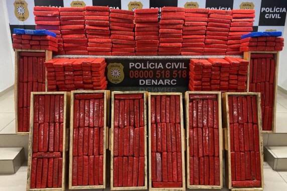 A droga estava sendo transportada para o Vale do Sinos em meio a móveis e eletrodomésticos; motorista foi preso em flagrante