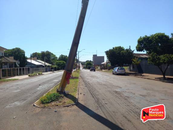 Poste da rede de energia fica suspenso pelos fios após colisão de veículo, em Três de Maio - foto 4