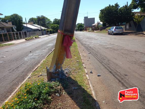 Poste da rede de energia fica suspenso pelos fios após colisão de veículo, em Três de Maio - foto 3