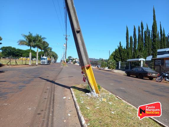 Poste da rede de energia fica suspenso pelos fios após colisão de veículo, em Três de Maio - foto 2