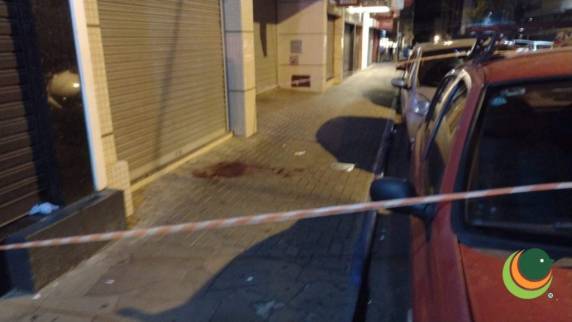 Suspeito de cometer o crime era acompanhante da vítima. Ela chegou a ser socorrida e encaminhada ao Hospital São Vicente de Paulo, mas não resistiu aos ferimentos.