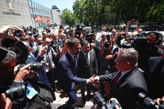 Primeiro governador reeleito desde a democratização foi empossado em cerimônia neste domingo