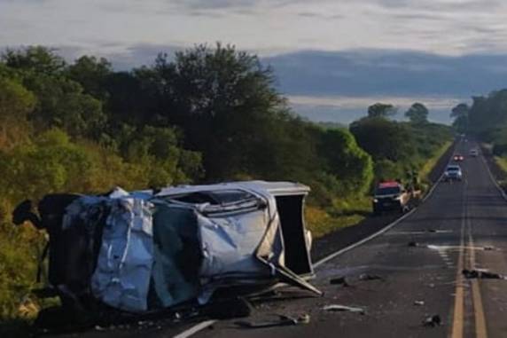 Outras duas pessoas ficaram gravemente feridas em colisão entre carro e caminhonete ocorrida na manhã desta segunda-feira