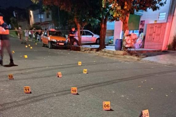 Polícia acredita que vítimas foram assassinadas somente porque estavam em local alvo de grupo criminoso na última quinta-feira