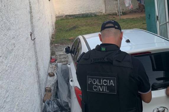 Homem teria feito menção de pegar uma arma quando foi abordado pelos agentes e acabou atingido