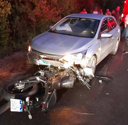 Colisão entre moto e carro ocorreu na noite desta segunda-feira