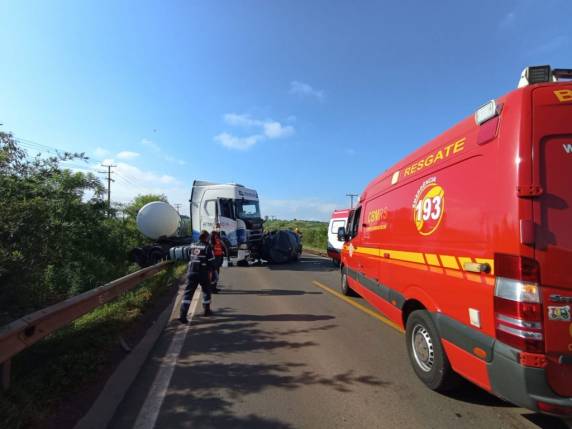 Grave acidente entre carro e caminhão deixa quatro mortos na Perimetral em Passo Fundo - foto 3