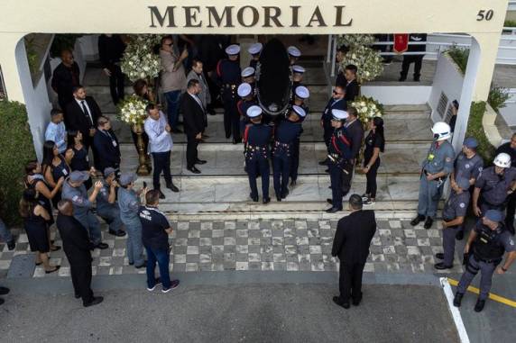 Cortejo com o Rei foi acompanhado por milhares de fãs, enquanto cerimônia final foi restrita à família