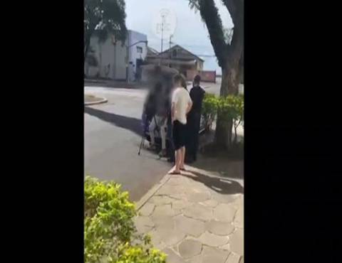 Profissional da RDC TV foi atingido por um soco no rosto após registrar imagens de grupo bolsonarista em rua do Centro Histórico