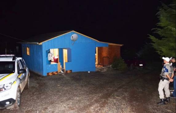 Filho de oito anos do casal ouviu o primeiro disparo e correu até a cozinha. No cômodo, ele viu a mãe deitada no chão e saiu correndo. Suspeito foi preso pela Brigada Militar (BM) quatro horas depois.