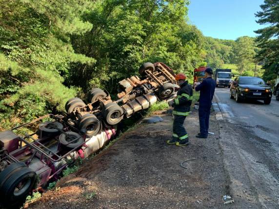 Colisão entre carreta e caminhão deixa motorista ferido no trecho de Passo Fundo a Marau - foto 4