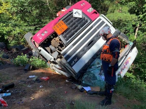 Colisão entre carreta e caminhão deixa motorista ferido no trecho de Passo Fundo a Marau - foto 5