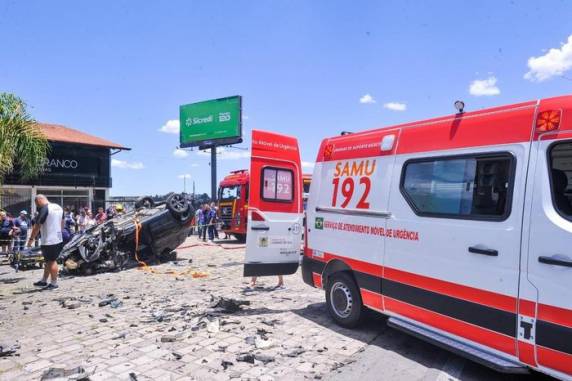 Motorista teria perdido o controle do veículo e invadiu a pista contrária próximo ao Viaduto Campo dos Bugres