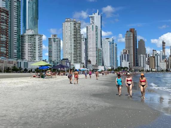 São 10 pontos analisados na Praia Central, mas situação não afasta banhistas. Outras cidades do Litoral Norte catarinense também estão com praias impróprias para banho.