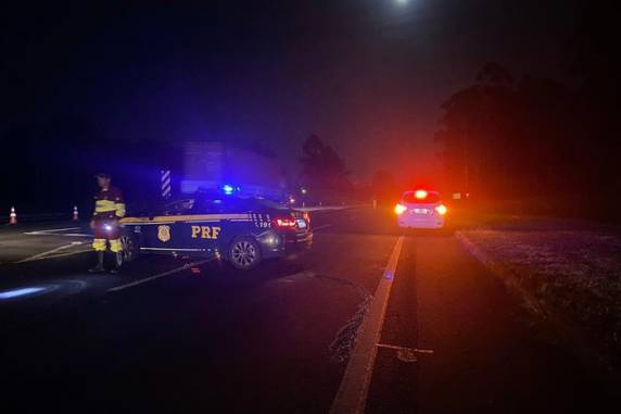 egundo a PRF, ele sofreu queda após atingir pedestre que tentava atravessar rodovia, no km 436
