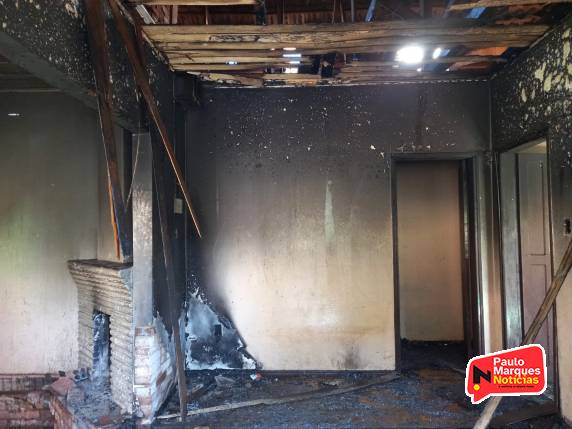 Casa abandonada no Centro de Três de Maio é novamente atingida por incêndio - foto 5