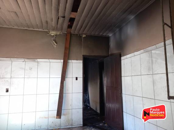 Casa abandonada no Centro de Três de Maio é novamente atingida por incêndio - foto 6