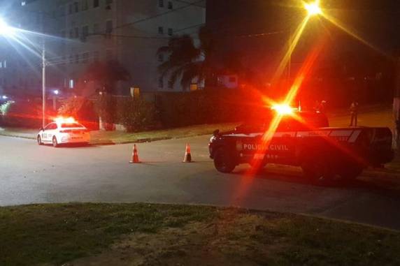 Ela estava acompanhada de seu filho, de 34 anos, que ficou ferido após o ataque