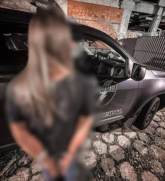 Pessoas disseram à Guarda Municipal que ela teria feito ameaças com a arma. Polícia Civil prendeu mulher em flagrante por porte ilegal.